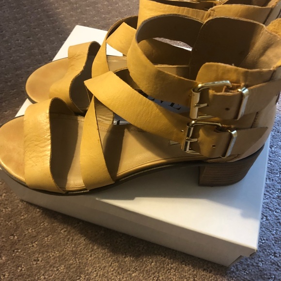 Steve Madden Rosana Sandal in Tan - Picture 5 of 8